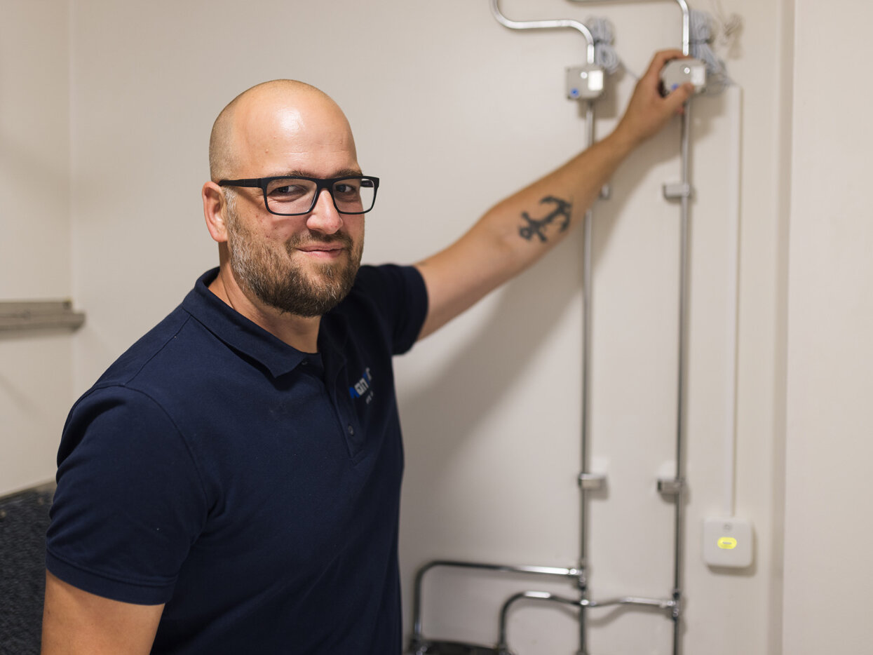 I Jönköpings kommun har en smart läckagebrytare från Vatette installerats i skolor och resultaten märks direkt. Färre incidenter, nöjdare städpersonal och en helt ny trygghet för de som ansvarar för fastigheterna.